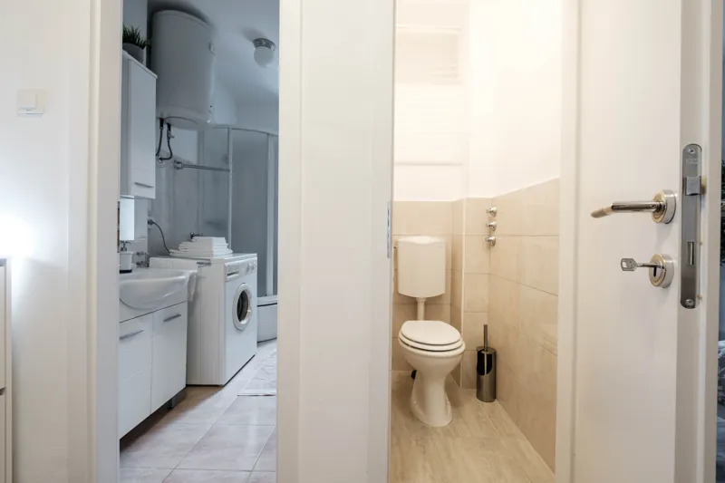 Badezimmer und separates WC