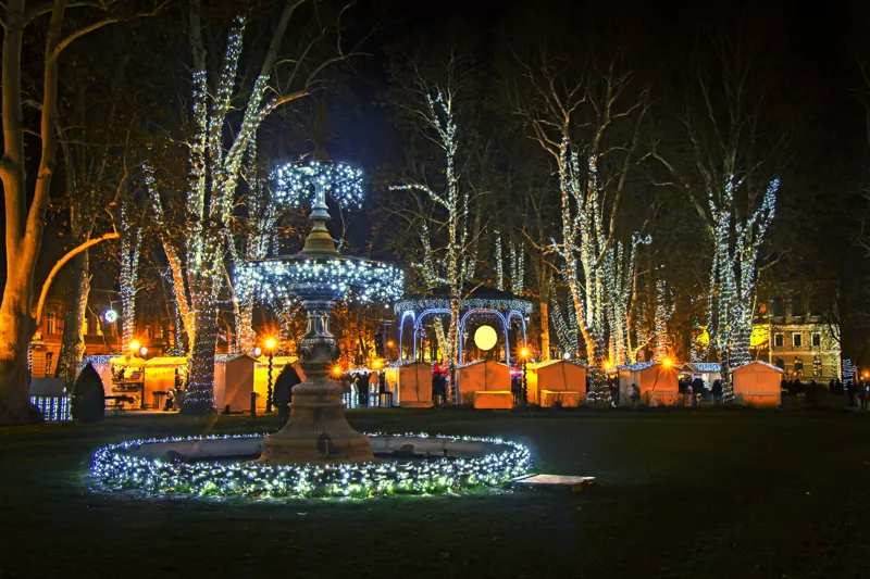 Der Zrinjevac-Park im Adventslicht